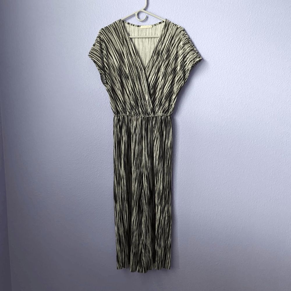 Coco's CloZet Jumpsuit Capris Wide Leg Romper Black & White Medium Deep V Neck